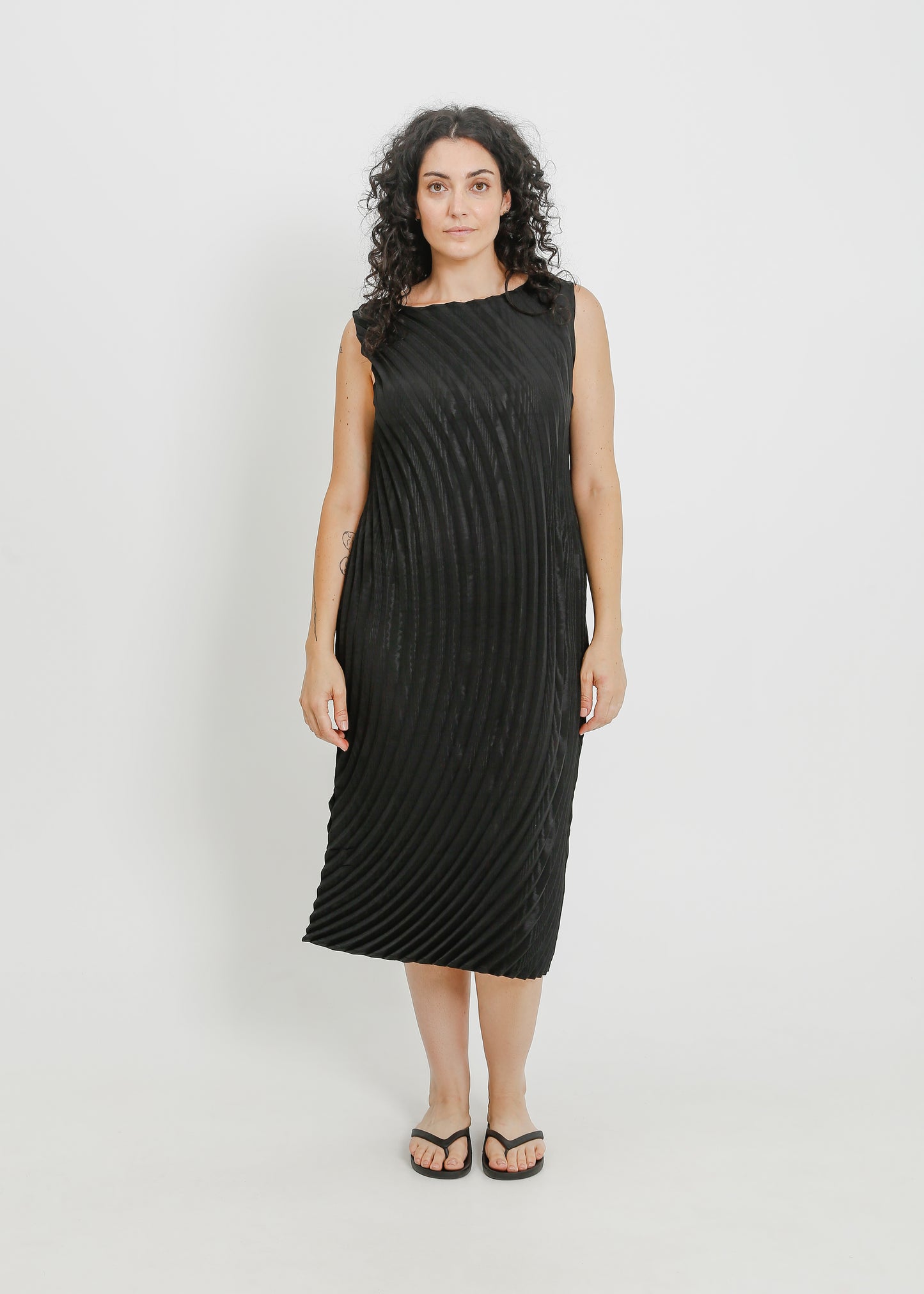 CARMELA PLEAT DRESS / BLACK