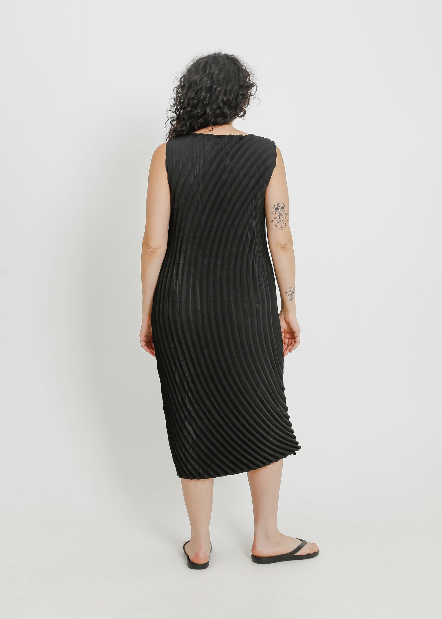 CARMELA PLEAT DRESS / BLACK