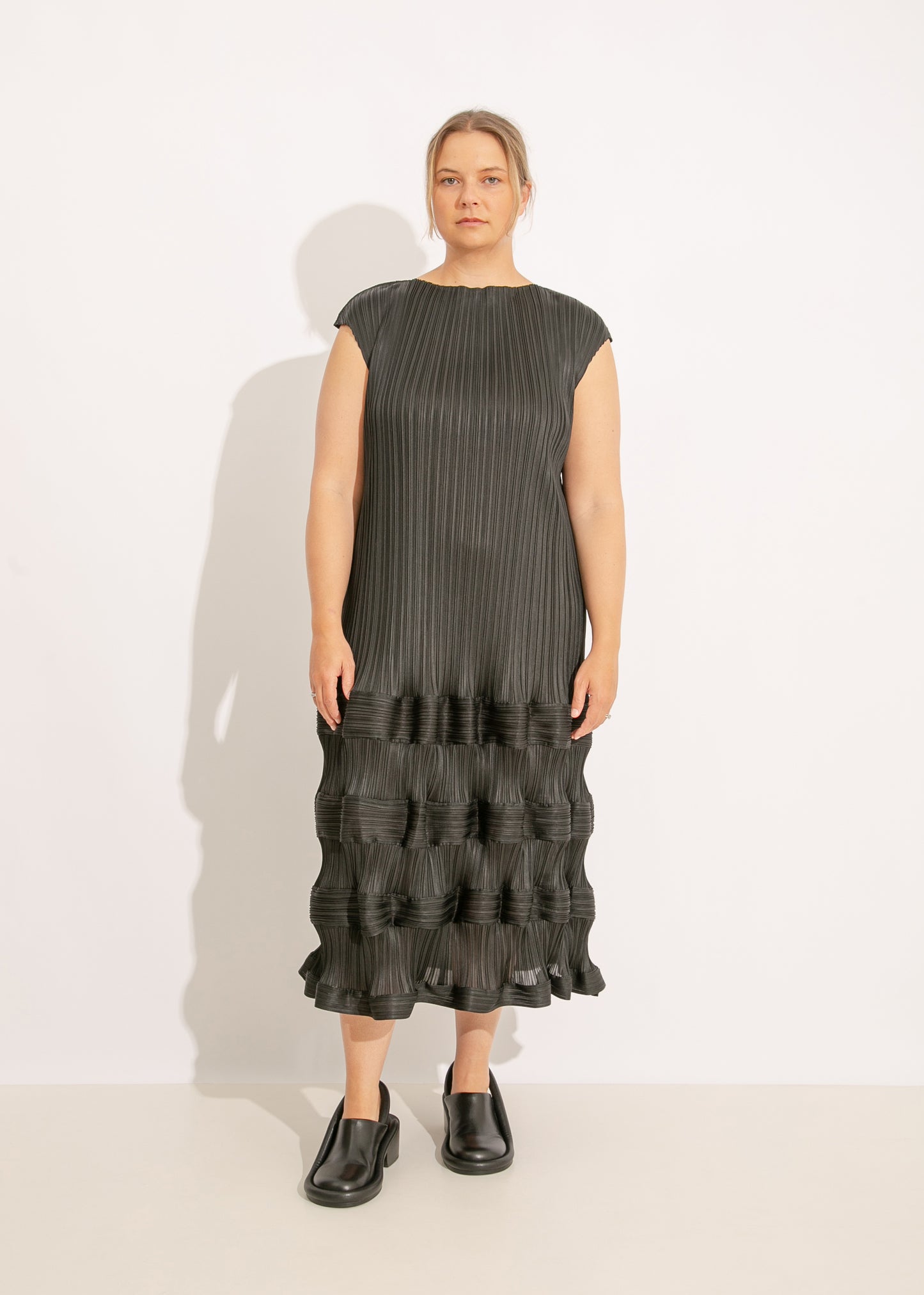 W24 | SAFA PLEAT DRESS  / BLACK