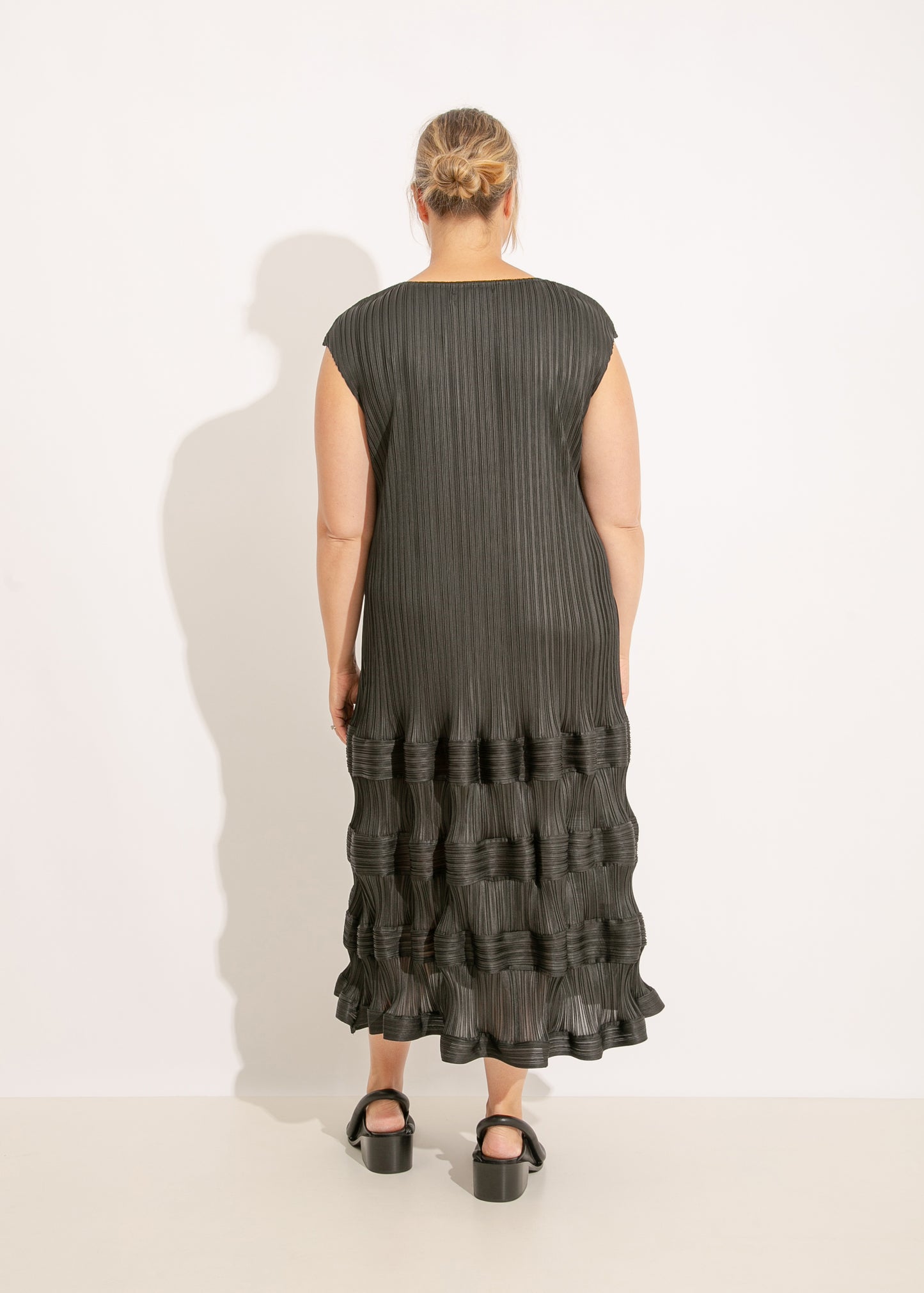 W24 | SAFA PLEAT DRESS  / BLACK