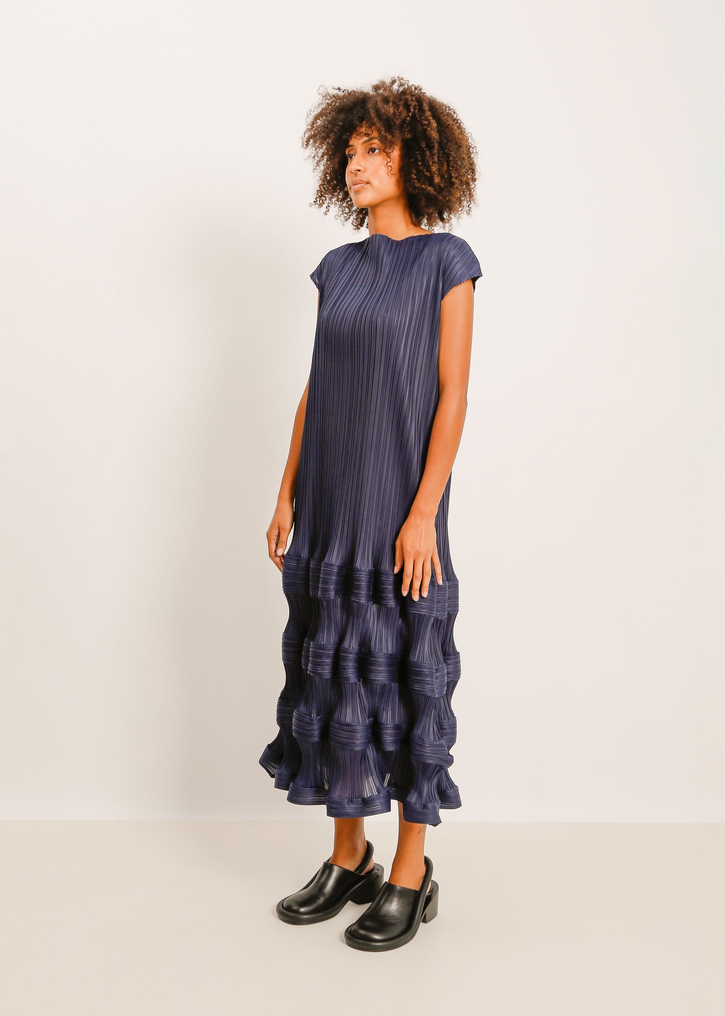 W24 | SAFA PLEAT DRESS  / NAVY