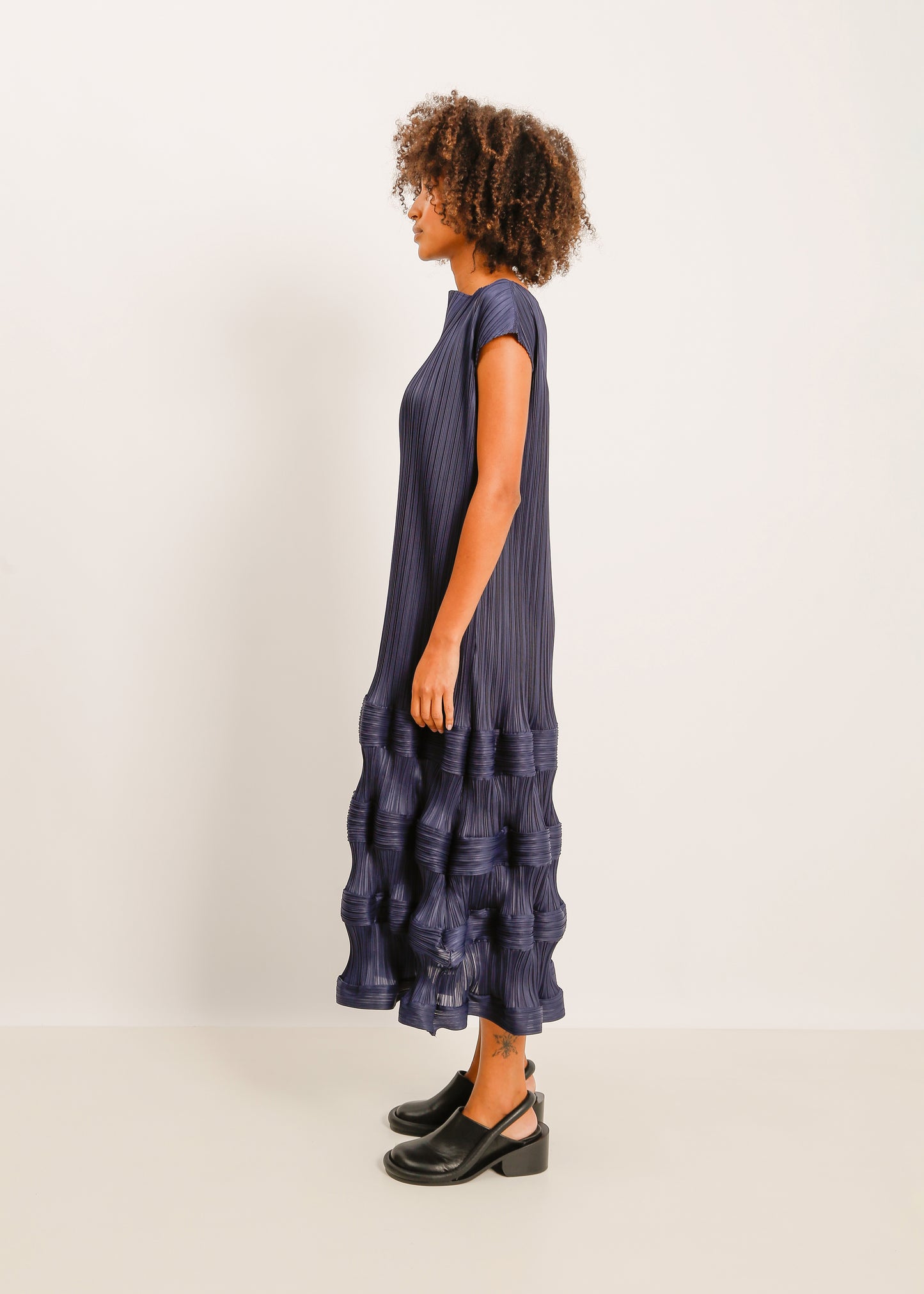 W24 | SAFA PLEAT DRESS  / NAVY