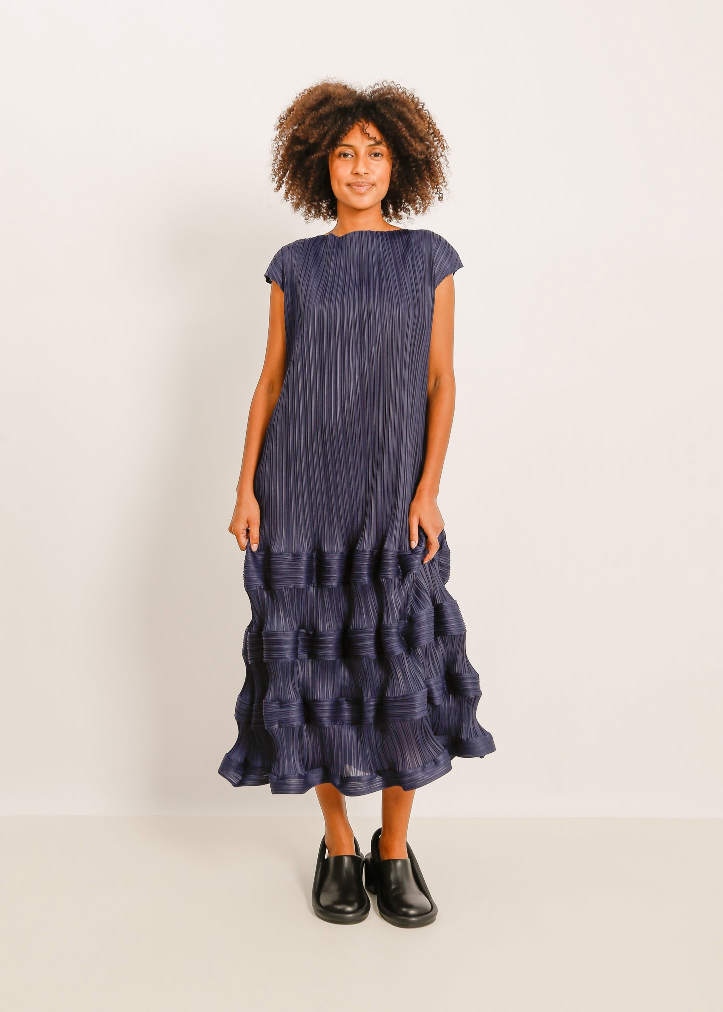 W24 | SAFA PLEAT DRESS  / NAVY