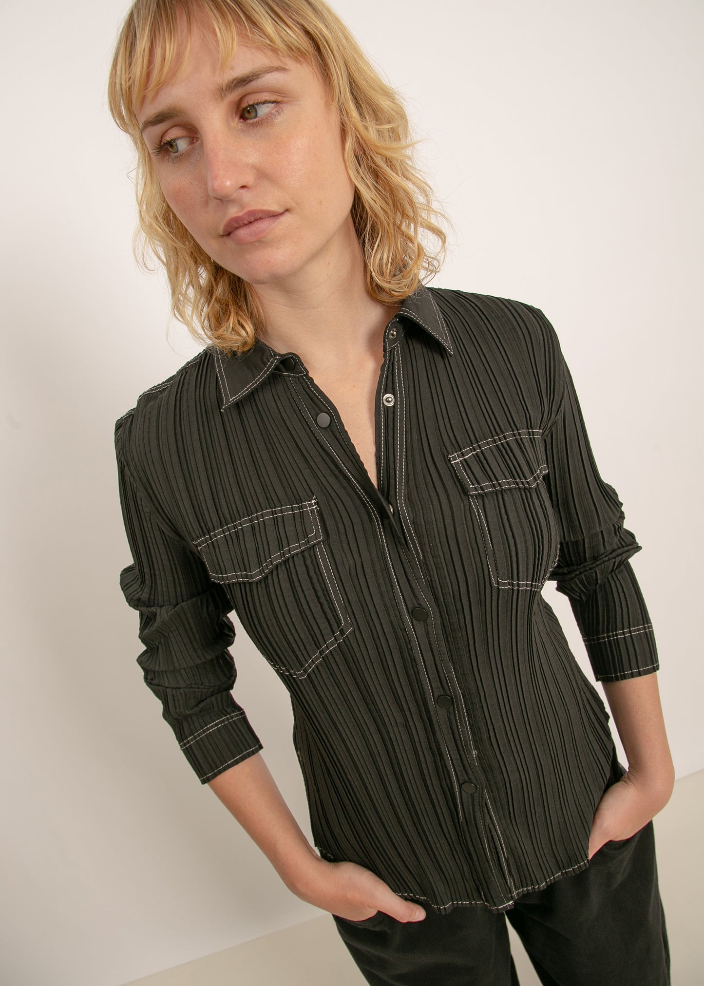 SUNNY PLEAT SHIRT / BLACK