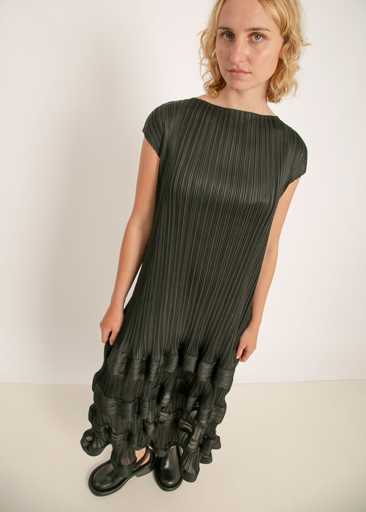 W24 | SAFA PLEAT DRESS  / BLACK