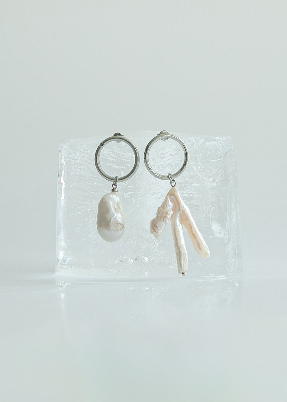ABSTRACT PEARL EARRING / SILVER