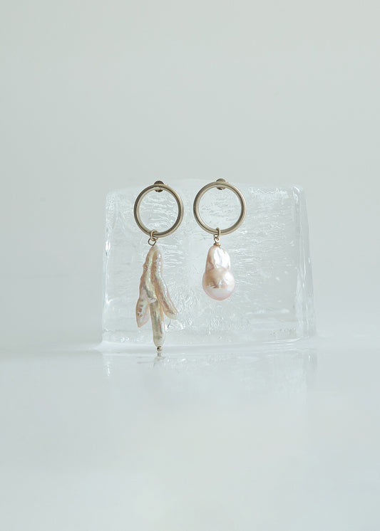 ABSTRACT PEARL EARRING / GOLD