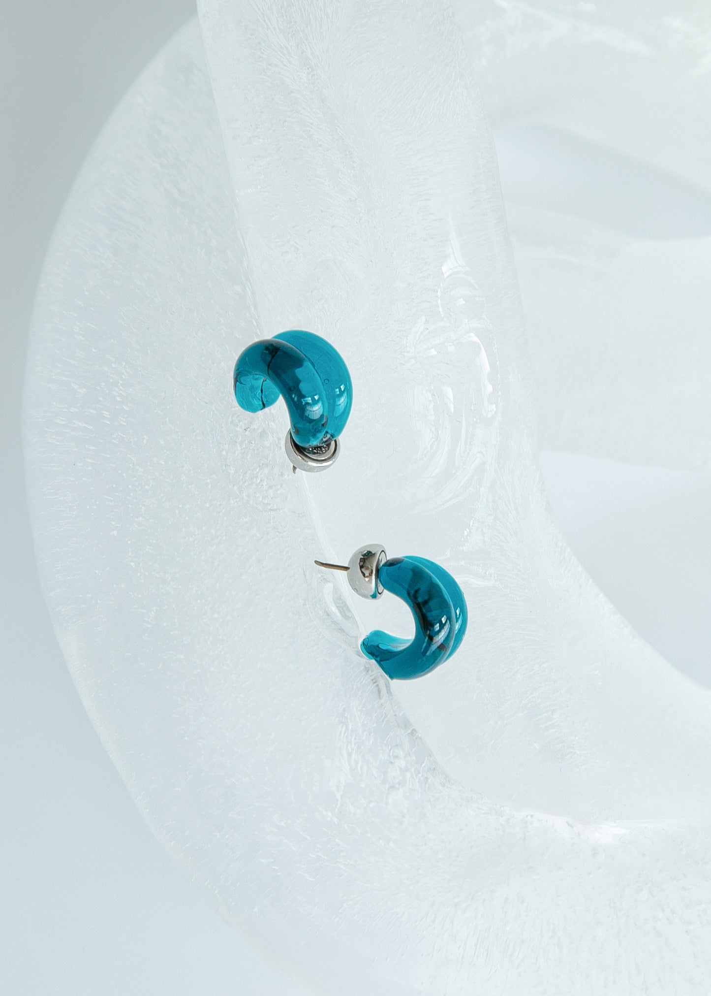 MICRO GLASS HOOP EARRING / AQUA