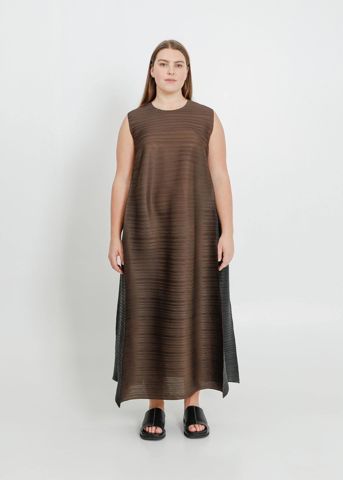 ZIGGY PLEAT DRESS / CHOCOLATE-BLACK