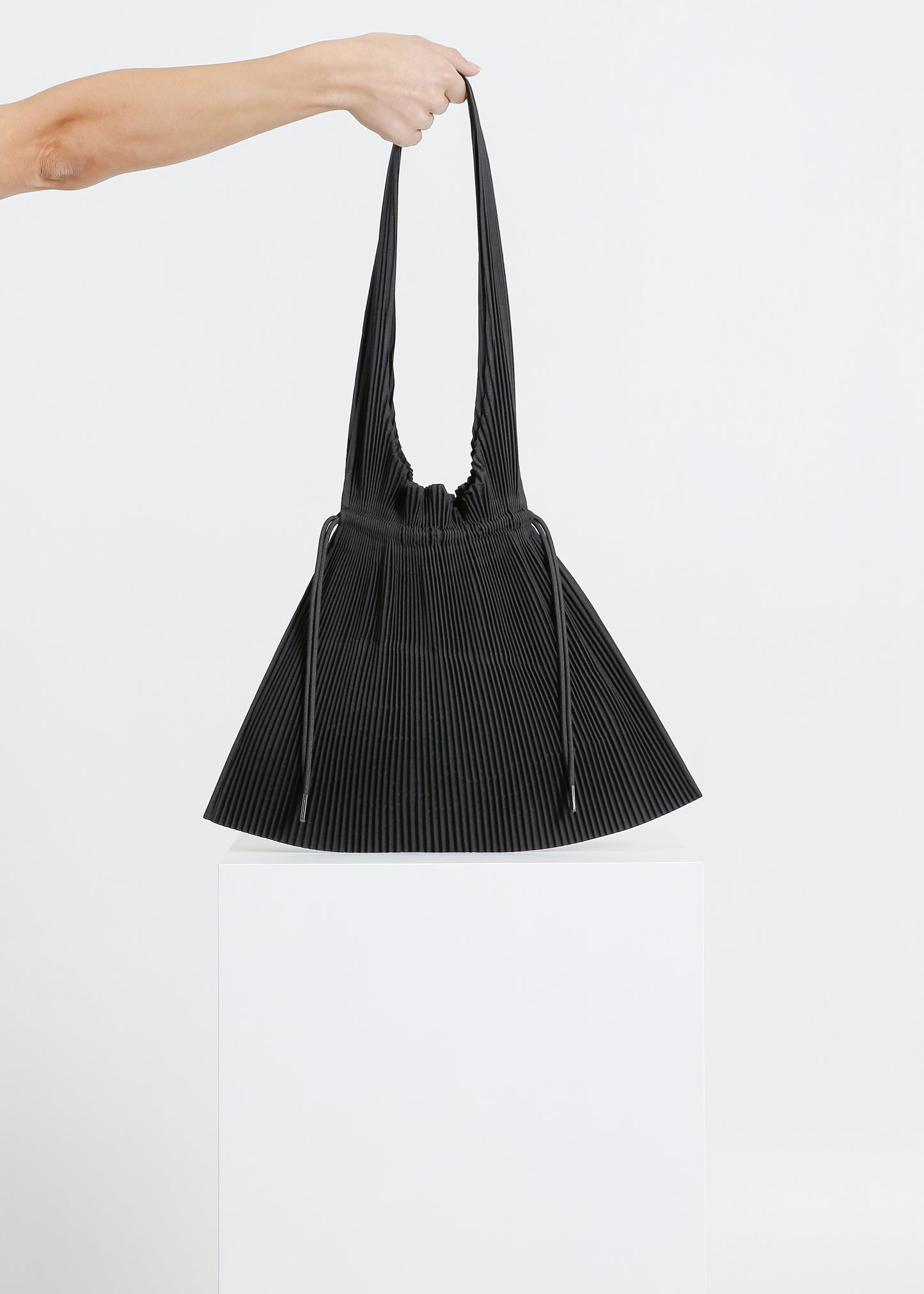 ASH PLEAT TOTE / BLACK