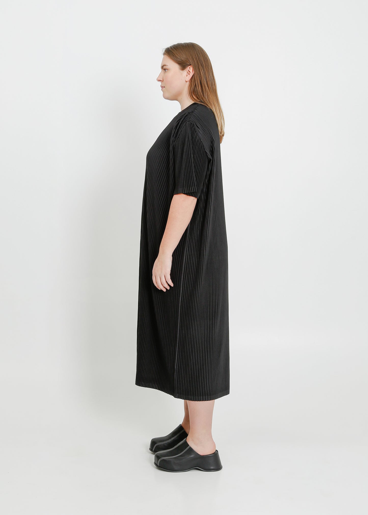 STORY PLEAT TEE DRESS / BLACK