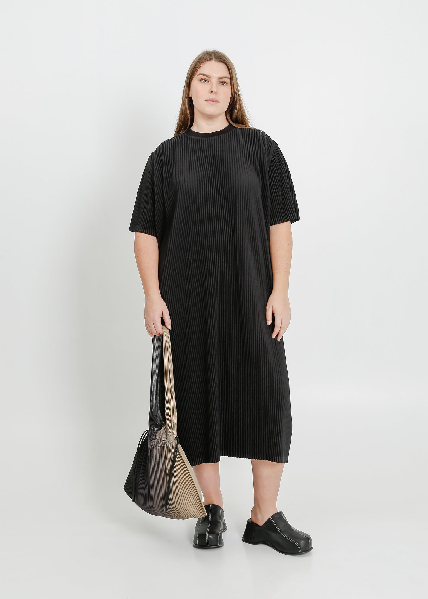 STORY PLEAT TEE DRESS / BLACK