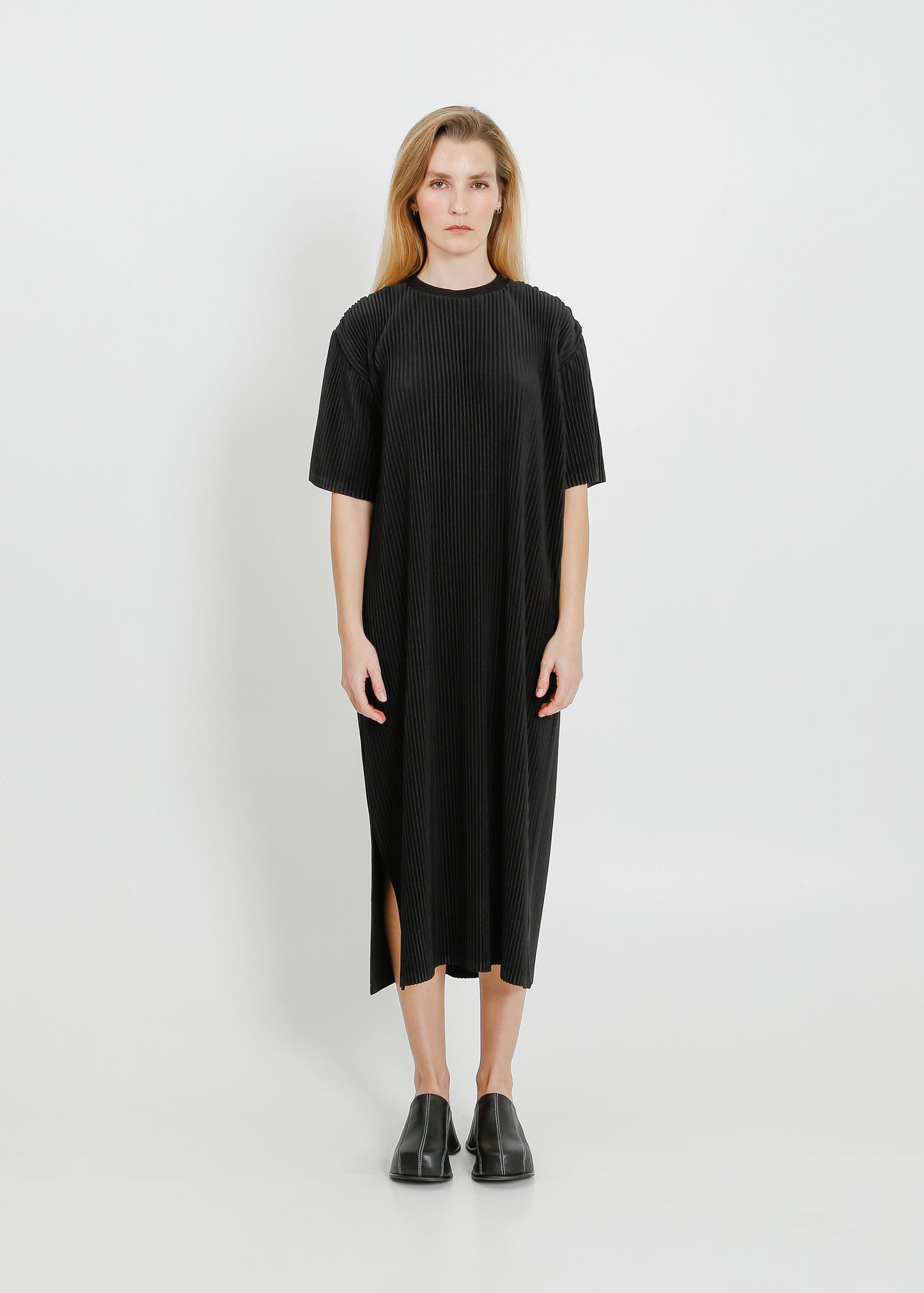 STORY PLEAT TEE DRESS / BLACK