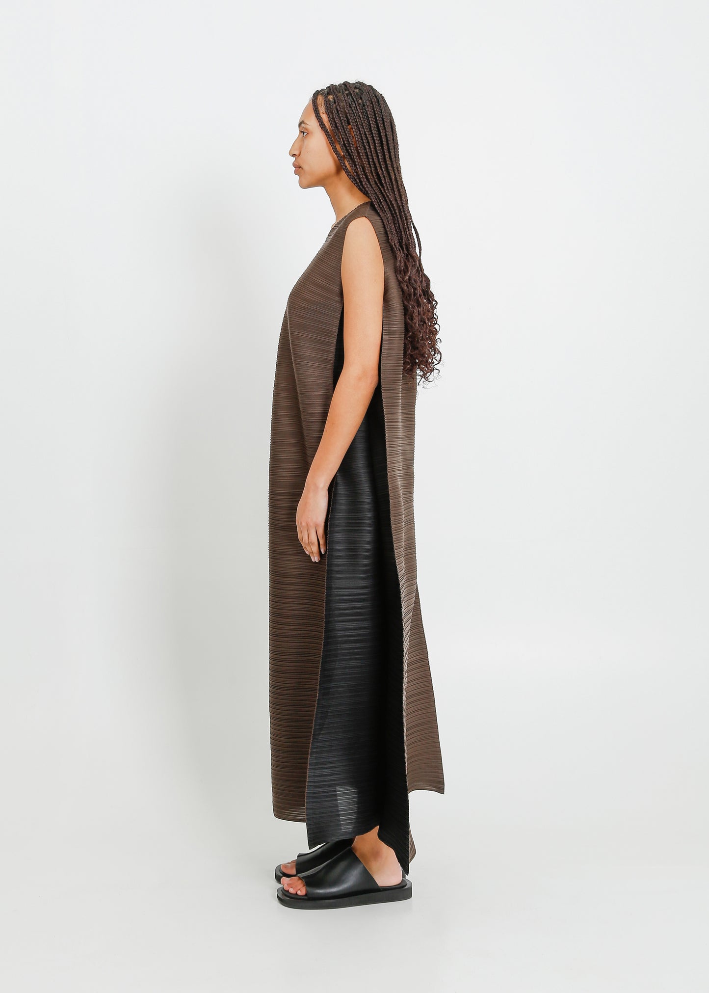 ZIGGY PLEAT DRESS / CHOCOLATE-BLACK